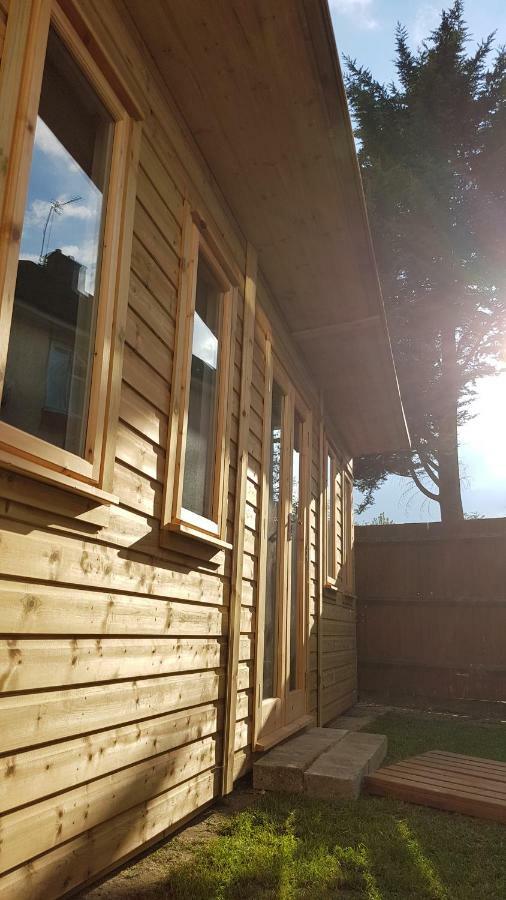 Urban Log Cabin Near Zone 2 Tube London Exteriör bild